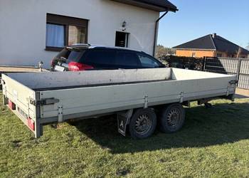 Duża przyczepa samochodowa