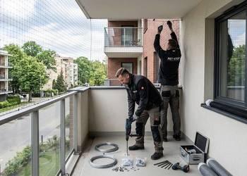 Montaż siatki na ptaki, gołębie, na balkonie, Oława, zabepieczenie balkonu