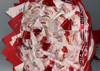 Ręcznie wykonany słodki bukiet z fabrycznie zapakowanych czekoladek Raffael