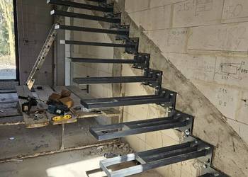 Stelaż schody pólkowe metalowe cena za 1 stopień