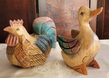 Ręcznie rzeźbione i malowane figury Koguta i Kaczki z litego