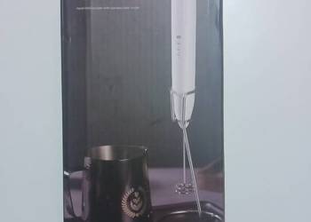 elektryczny spieniacz do mleka.