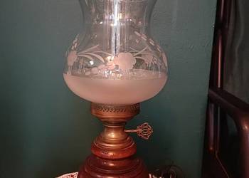Lampa stołowa stylizowana na naftową, drewno i mosiądz