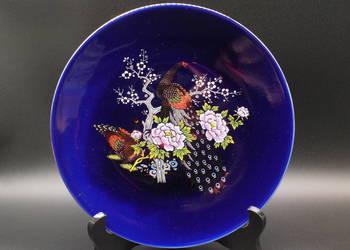 Japoński talerz, z charakterystycznym motywem pawi i kwiatów