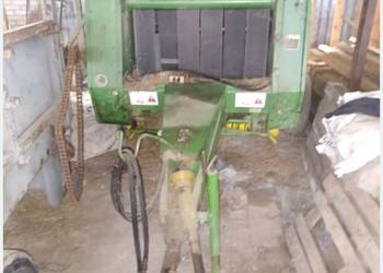 Prasa John Deere model 545 belująca pasowa bela 120