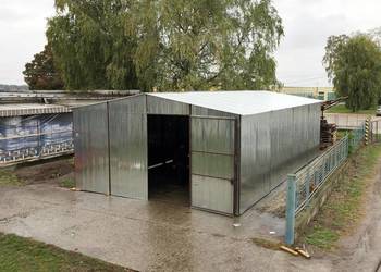 Blaszana montowana hala 7×12 m – ocynkowana, brama dwuskrzydłowa