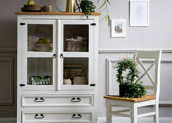 Stylowa biała komoda z przeszklonymi drzwiczkami COM 08/B