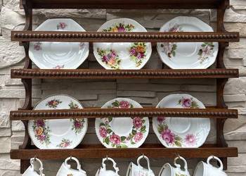 Filiżanka z porcelany filiżanki na drewnianej półce Bavaria Filiżanka z porcelany filiżanki na drewnianej półce Bavaria