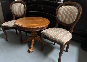 Piękny stylowy drewniany stolik ż intarsjami