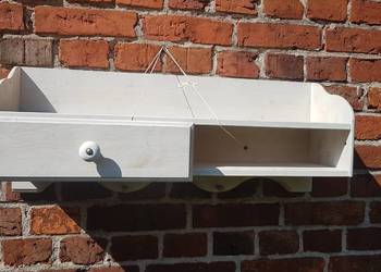 drewniana bielona półka z szufladką