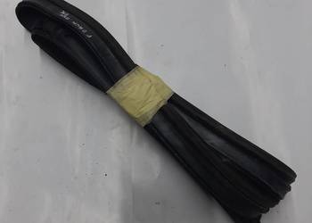 Opel Astra H GTC prawa uszczelka drzwi na słupku górnym 13231795