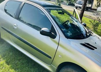 Peugeot rok 2004. Silnik 1,4 szyberdach . 123 tys km .