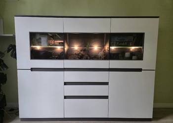 Komoda Klose 181 cm dąb kamienny, biel + LED – kredens witryna