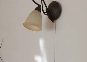 Rustykalny kinkiet z metalu. Klosz szklany