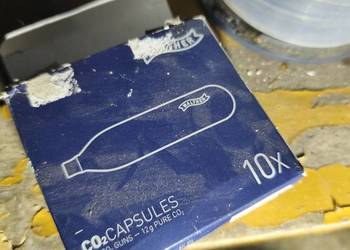 Naboje CO2 do wiatrówki 10szt i Gumowo metalowe kule 68szt