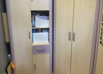 Meble dziecięcych / młodzieżowych – regał + szafa, jasne drewno + fiolet