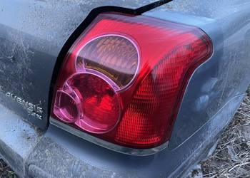 TOYOTA AVENSIS T25 HB LAMPA TYŁ PRAWA