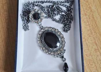 Klasyczny wisiorek na łańcuszku z czarnym kamień onyksu