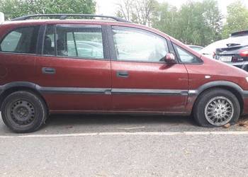 Syndyk sprzeda samochód osobowy Opel Zafira (Bordowy)