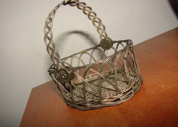 mały pleciony, metalowy koszyk