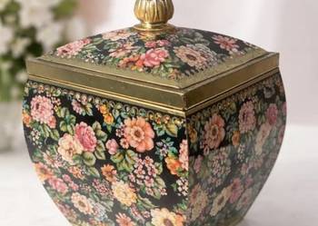 Stara blaszana puszka kolekcjonerska zdobiona motywem różanym