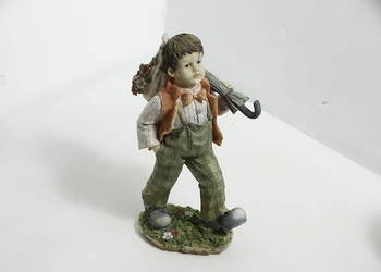 Urocza figurka chłopca z parasolem i kwiatami – Vintage | 25 cm