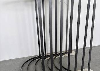 Stojaki ekspozycyjne polokragle metalowe — wyposazenie sklepu