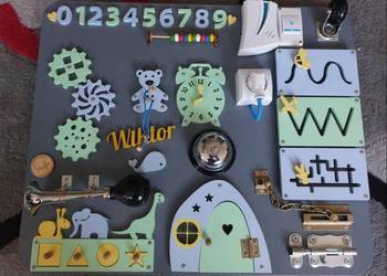 Tablica manipulacyjna sensoryczna Montessori z imieniem Wiktor