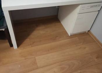 Duże białe biurko z szafeczka