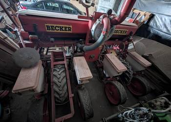 Siewnik Becker 4 rzędy do kukurydzy z dozownikiem