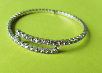 BRANSOLETKA z kryształkami, rozchylana, średnica 6 cm BRANSOLETKA z kryształkami, rozchylana, średnica 6 cm