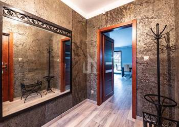 Fornir kamienny Golden Dark  – ciemnozłota, kamienna tapeta / STONELAND