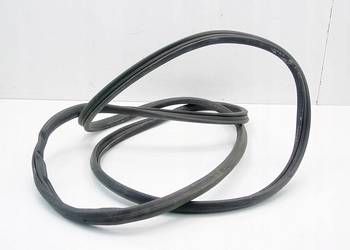 USCZELKA POKRYWY SILNIKA SKODA FABIA I