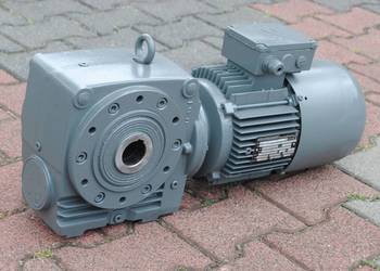 Motoreduktor kątowy dwubiegowy 0.88/1.3kw 78/160obr./min.. SEW