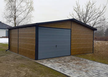 Garaż ocieplany z płyty warstwowej 6×5,5m – imitacja drewna/grafit