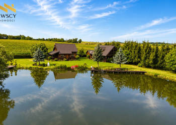 Dwa domy nad stawem, poza wsią, działka 7947 m2