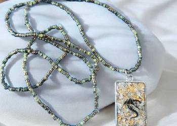 Srebrno złoty naszyjnik z żywicy ze smokiem