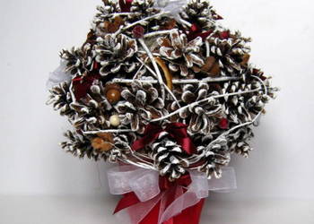 Choinka z szyszek z dodatkami