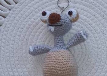 Brelok handmade Leniwiec Sid z Epoki Lodowcowej | Amigurumi na szydełku