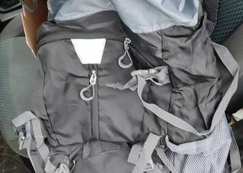 czarny, uniwersalny plecak trekkingowo - turystyczny