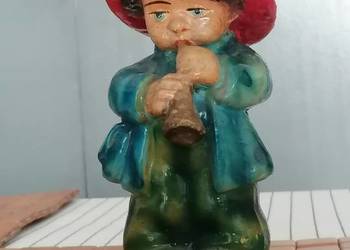 Figurka porcelanowa malego chłopca.