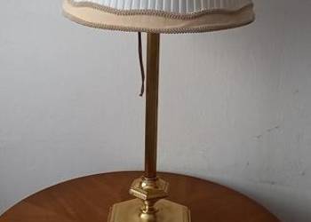 Wysoka, mosiężna lampa na stolik lub komodę