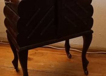 Drewniany, rozkładany niciak/przybornik krawiecki na kółkach