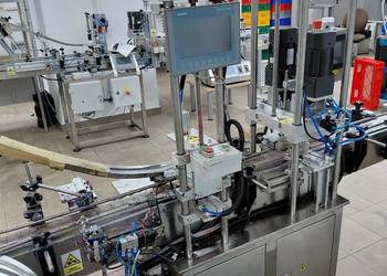 Maszyna do zakręcania i aplikowania zakrętek od 20 ml – linia automatyczna