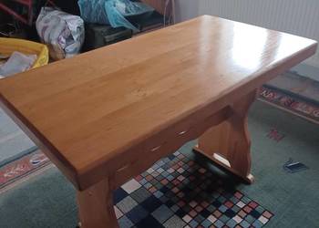 Ładny, masywny stół drewniany.