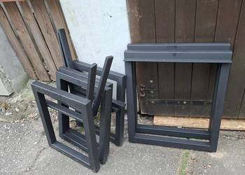 Nogi dwóch ławek i stołu