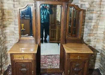 Piękna antyczna toaletka z fazowanymi lustrami i blatami marmurowymi