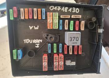 VW TOUARAN I skrzynka bezpieczników 01718130