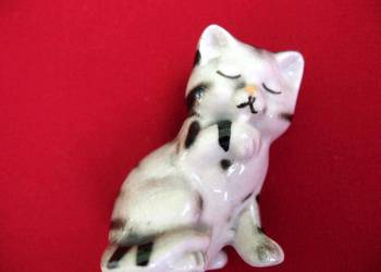 Kot - mały kotek liże łapkę - porcelana - 4 x 3 x 3 cm