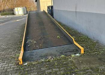Rampa najazdowa do załadunku pojazdów palet